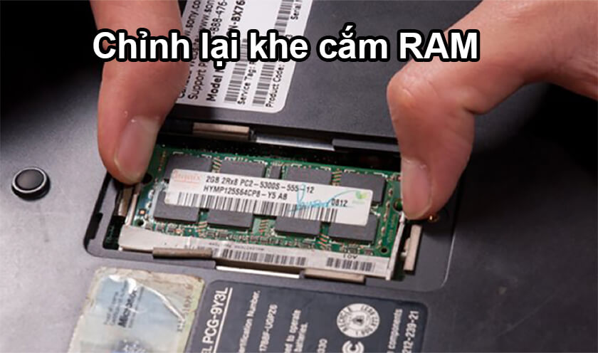 Chỉnh lại khe cắm RAM khi màn hình laptop bị đen đột ngột