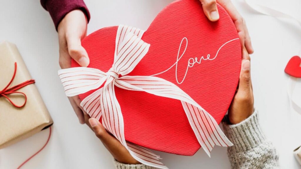 10 món quà valentine cho vợ ý nghĩa nhất 2024