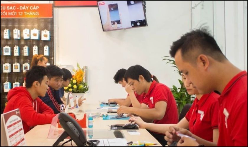 Thay màn hình iPhone 12 ở đâu giá phải chăng tại Hồ Chí Minh và Hà Nội?