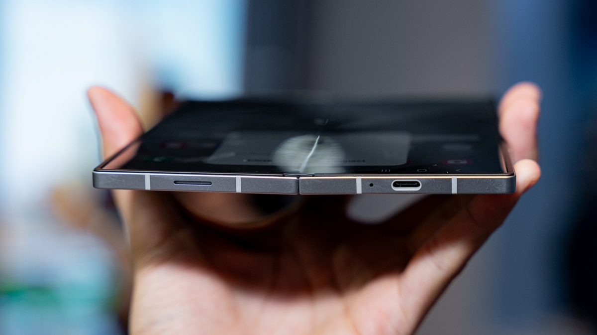 Galaxy Z Fold 7 đen huyền bí